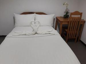 公主港阿莫尔之地宾馆的一张带两条心形毛巾的床