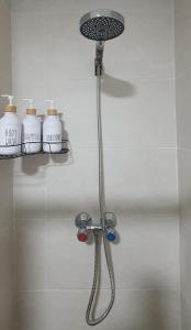 巴达霍斯APARTAMENTO TURISTICO GUADIANA LOFT EXPERIENCE Dalia的浴室提供淋浴和4瓶肥皂