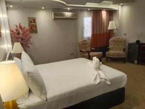 开罗باب المدائن的酒店客房,配有一张花卉床