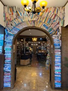 济州市甘德拉克旅舍的书店的拱门,有很多书