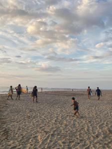 圣费尔南多Dayun La Union, Transient House的一群人在海滩上散步