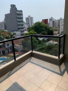 科连特斯Amaru - Amplio departamento céntrico con cochera的市景阳台