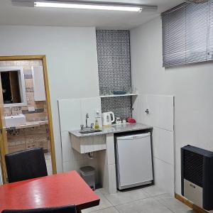 布拉加多Hotel Miceli的一个带水槽和柜台的小厨房