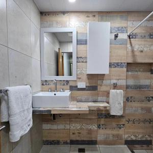 布拉加多Hotel Miceli的一间带水槽和镜子的浴室