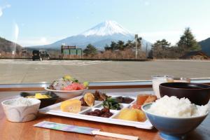 富士河口湖松杰山酒店的餐桌上的一盘食物,有山