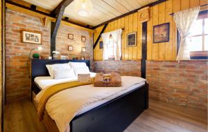 达鲁瓦尔2 Bedroom Gorgeous Home In Gornji Daruvar的砖墙房间的一个床位