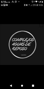 圣拉斐尔Complejo Aguas de Reposo CASA DE CAMPO的屏幕上的一个标牌的照片