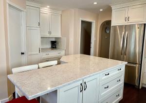 卡尔加里Crescent Heights Majesty的厨房配有白色橱柜和白色台面