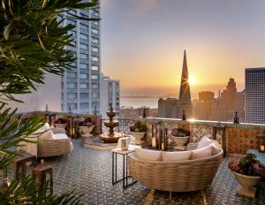 旧金山旧金山费尔蒙特酒店的带沙发的屋顶露台,享有城市美景