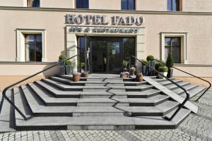 西维德尼察Hotel Fado Spa & Restaurant的通往酒店电梯的楼梯