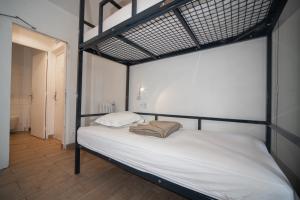 巴黎君悦旅馆酒店（前布卢瓦酒店）的卧室配有带白色床单的双层床