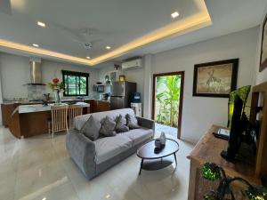 拉威海滩Nenuphar Villa by G Estate的带沙发的客厅和厨房