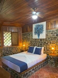 卡维塔Bungalows Malú的一间卧室配有一张石墙床