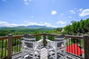 加特林堡Modern Cabin near Smoky Mountain National Park的山景甲板上的两把椅子