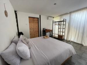 坎古BB Garden Resort的卧室配有白色的床,上面有泰迪熊