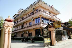 索拉哈Hotel Vista Chitwan的停在前面的摩托车建筑