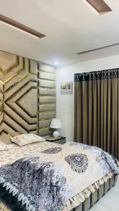 伊斯兰堡Muhammad Homes&Land的一间卧室配有一张大床和窗帘