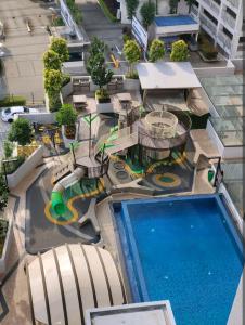 新山Sky Tree Studio Apartment at Bukit Indah, Johor的享有度假村游泳池的顶部景致