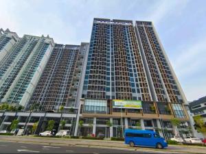新山Sky Tree Studio Apartment at Bukit Indah, Johor的停在大建筑前的一辆蓝色货车