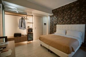 菲乌米奇诺Castrichella Boutique Hotel Rome Airport的一间带大床的卧室和一间浴室