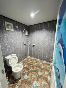 Sirindhornแป๊ะชวนชิมรีสอร์ท สาขา 2的浴室配有淋浴和卫生间。