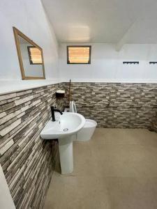 马斯巴特Maria Kulafu Kubo House 1 BIG BEDROOM with Wifi的一间带水槽和卫生间的浴室