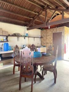 马斯巴特Maria Kulafu Kubo House 1 BIG BEDROOM with Wifi的一张木桌和椅子