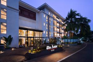 坎多林The Astor - All Suites Hotel Candolim Goa的一座建筑,上面标有艺术酒店