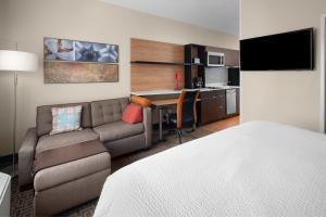 金斯维尔TownePlace Suites by Marriott Kingsville的酒店客房配有一张床、一张沙发和一张书桌。