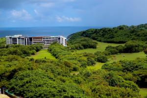 长滩岛L'eau Bleue Boracay Condotel的享有被树木环绕的度假胜地的空中景致