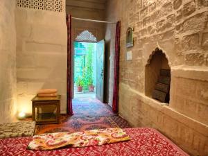 焦特布尔Casa De Jodhpur的一间房间,地板上有一扇门和地毯