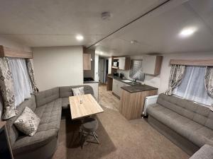 Great BillingBilling Aquadrome Luxury Static Caravan的客厅配有沙发和桌子