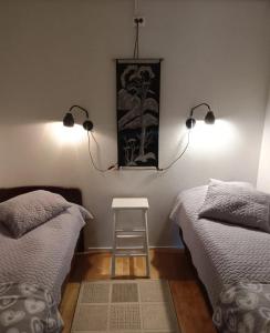 萨利色尔卡阿斯拉克公寓式酒店的一间卧室配有两张床、凳子和两个灯