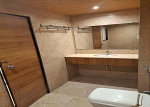 孟买GATEWAY STAR HOTEL的一间带卫生间和水槽的浴室
