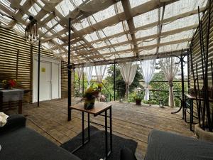 克卢日-纳波卡Vila Ana 2 Untold的一间铺有木地板并配有玻璃天花板的大客厅