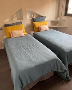 戛纳戛纳阁楼公寓的卧室内两张并排的床