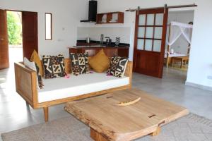 帕杰Kivuli Beach Resort Paje的带沙发和木桌的客厅