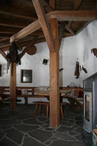 阿亨基希Gasthaus Marie的客厅设有木梁和桌子