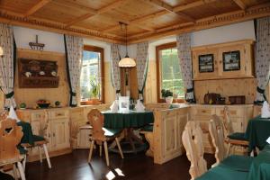 阿亨基希Gasthaus Marie的厨房配有木制橱柜和桌椅