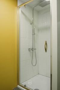 赫尔斯塔尔Spa Niagara privé avec jacuzzi的浴室里设有玻璃门淋浴