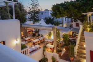 米克诺斯城23 Hotel Mykonos的享有餐厅空中美景,配有桌椅