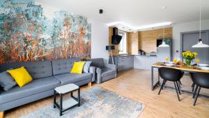 希维拉杜夫-兹德鲁伊Wonder Home - Apartament Dolce Vita blisko tras rowerowych Single Track i kolei gondolowej的客厅配有沙发和带黄色枕头的桌子。