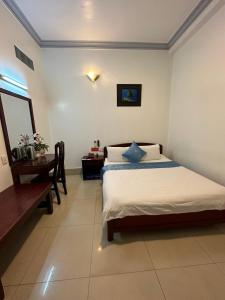 河仙都洪2号酒店的一间卧室配有一张床和一张书桌