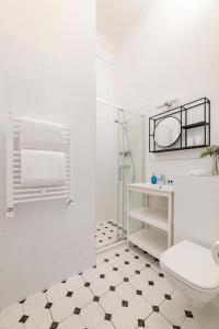 布达佩斯House Beletage-Boutique的白色的浴室设有卫生间和淋浴。