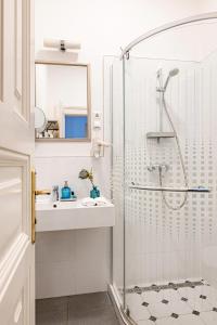 布达佩斯House Beletage-Boutique的带淋浴、盥洗盆和镜子的浴室