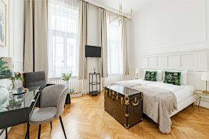 布达佩斯House Beletage-Boutique的白色卧室配有一张大床和一张书桌