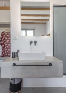 Agia Kiriaki BeachAgia Kyriaki Studios的一间带水槽和镜子的浴室