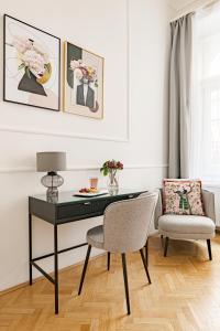 布达佩斯House Beletage-Boutique的一张桌子和一把椅子
