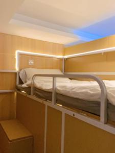 苏州窄遇见青旅(苏州观前街店)的船上的一间客房配有两张双层床。