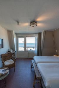 德科赫北海斯特兰酒店的酒店客房设有一张床,享有海景。